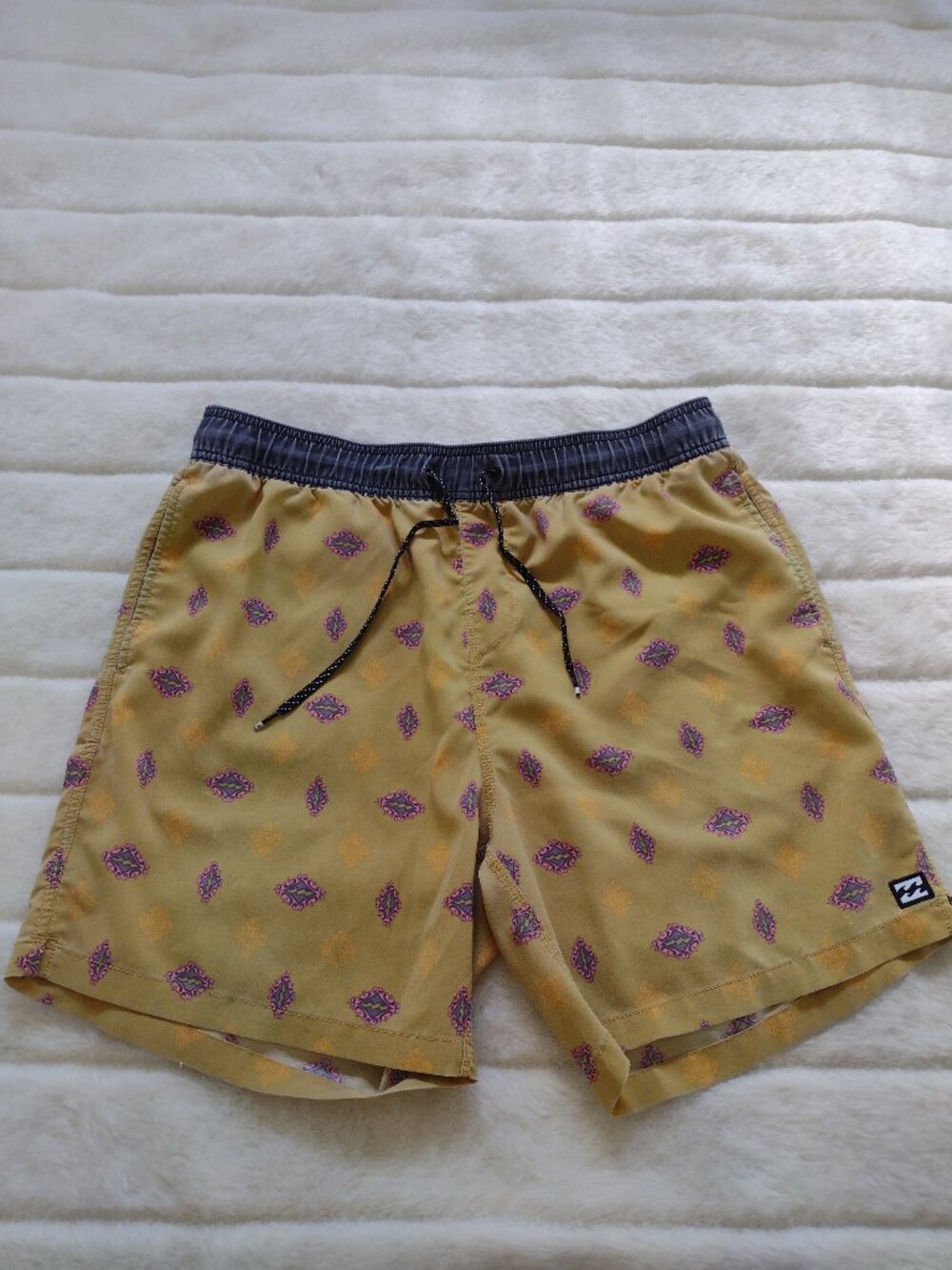Billabong Men's Shorts Large Yellow